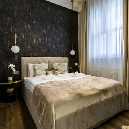 N16 Deluxe Budapest